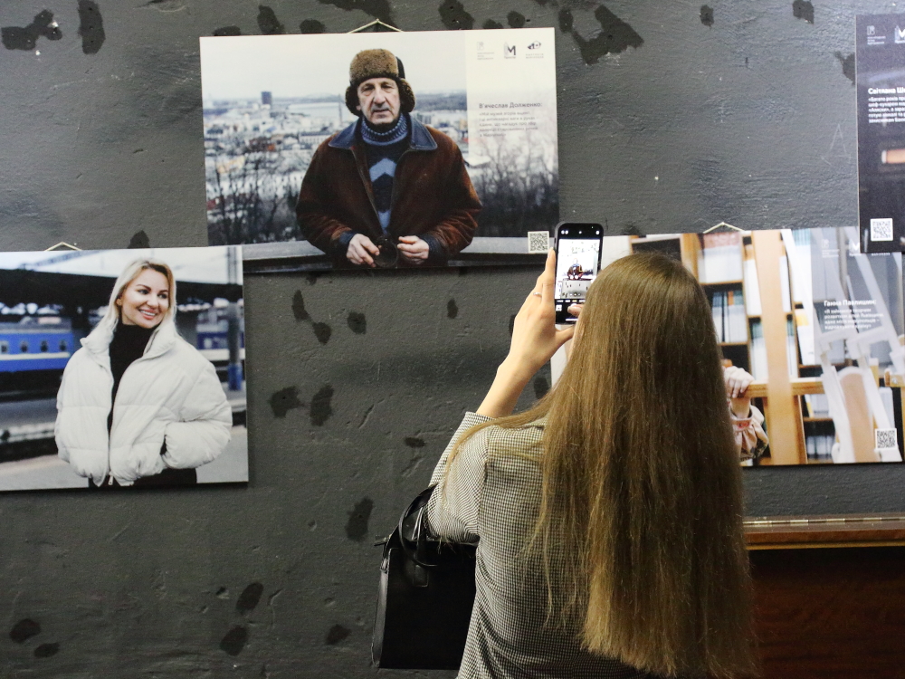 Історії, які надихають: у Тернополі презентували виставку “Портрети Маріуполя”